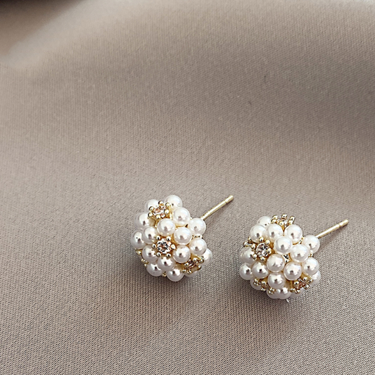 SMALL ELEGANT PEARL EARRINGS
