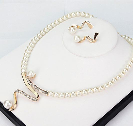 NATURAL PEARL NECKLACE + EARRINGS SET
